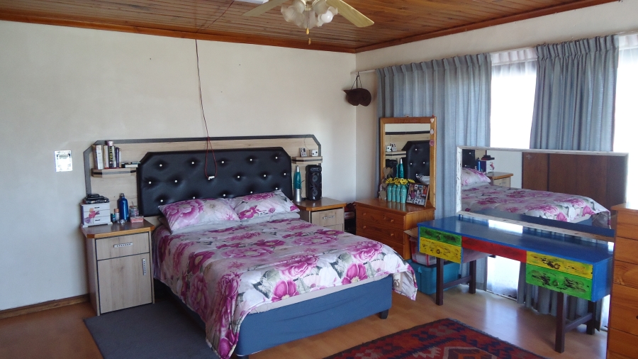 4 Bedroom Property for Sale in Pineview Western Cape